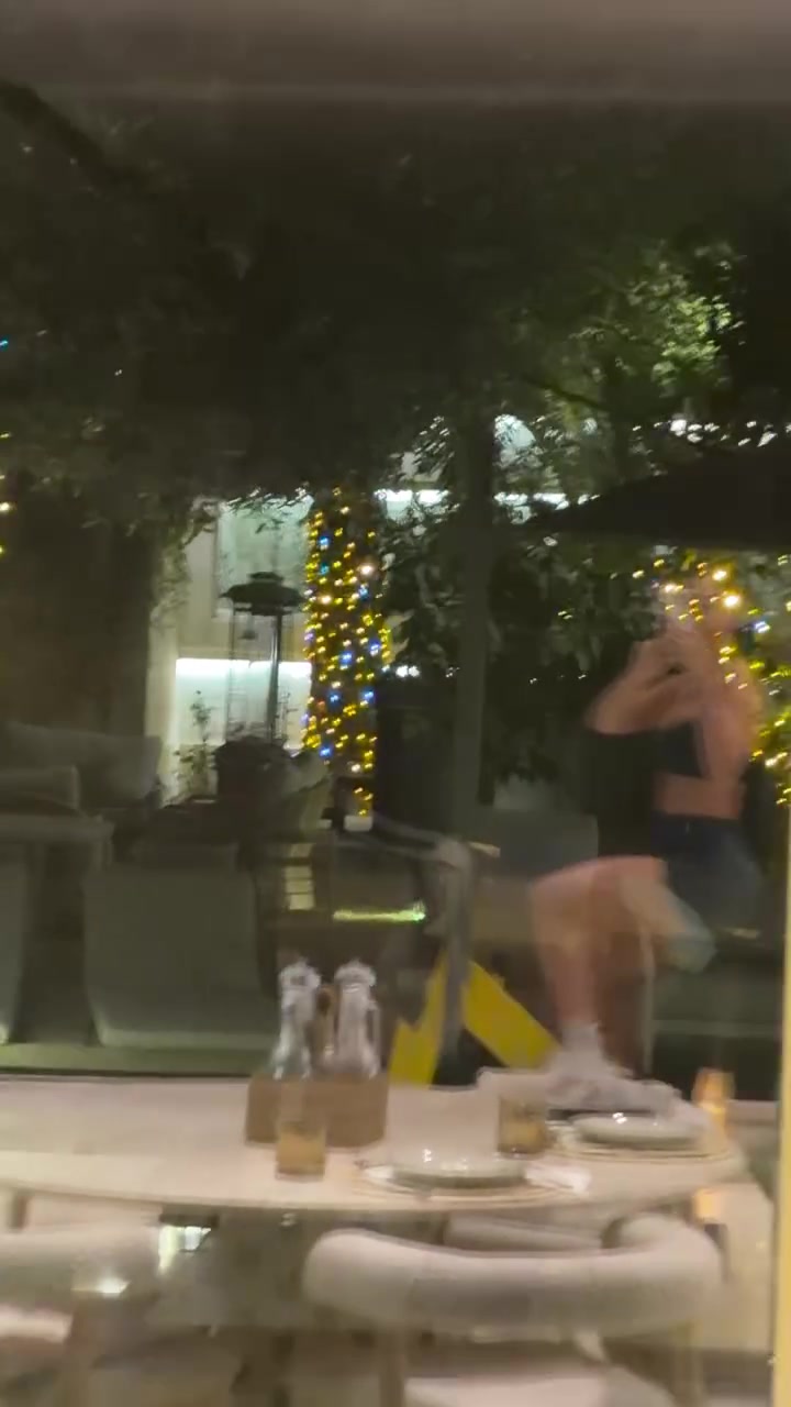 开云app-乔治娜晒视频：边健身边看C罗比赛直播，目睹C罗破门后比剪刀手