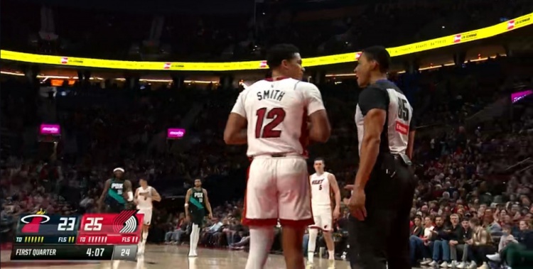 开云体育app全站-菜！德鲁·史密斯发球被吹走步违例 白白送出球权