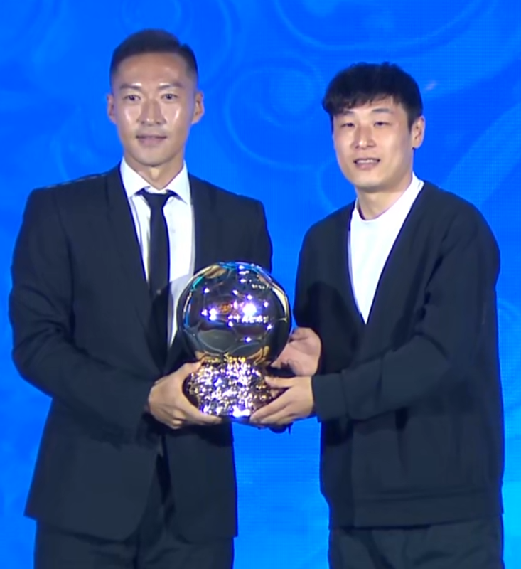 开云体育app下载-中国金球奖感人一幕！五金王为双金王颁奖，吴曦：或是最后一奖