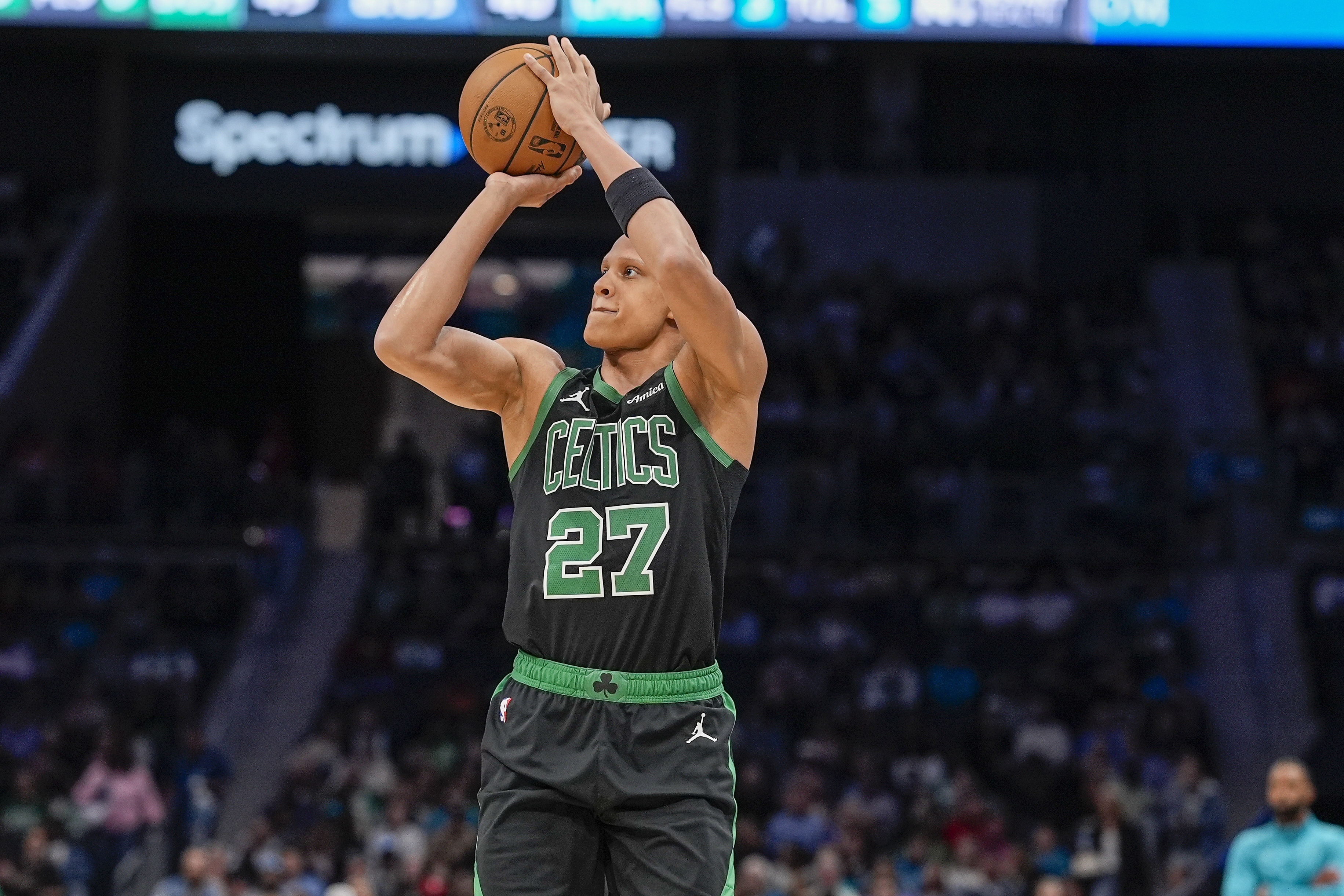 杰伦·布朗：我们季后赛时需要沃尔什 会督促他一直保持专注